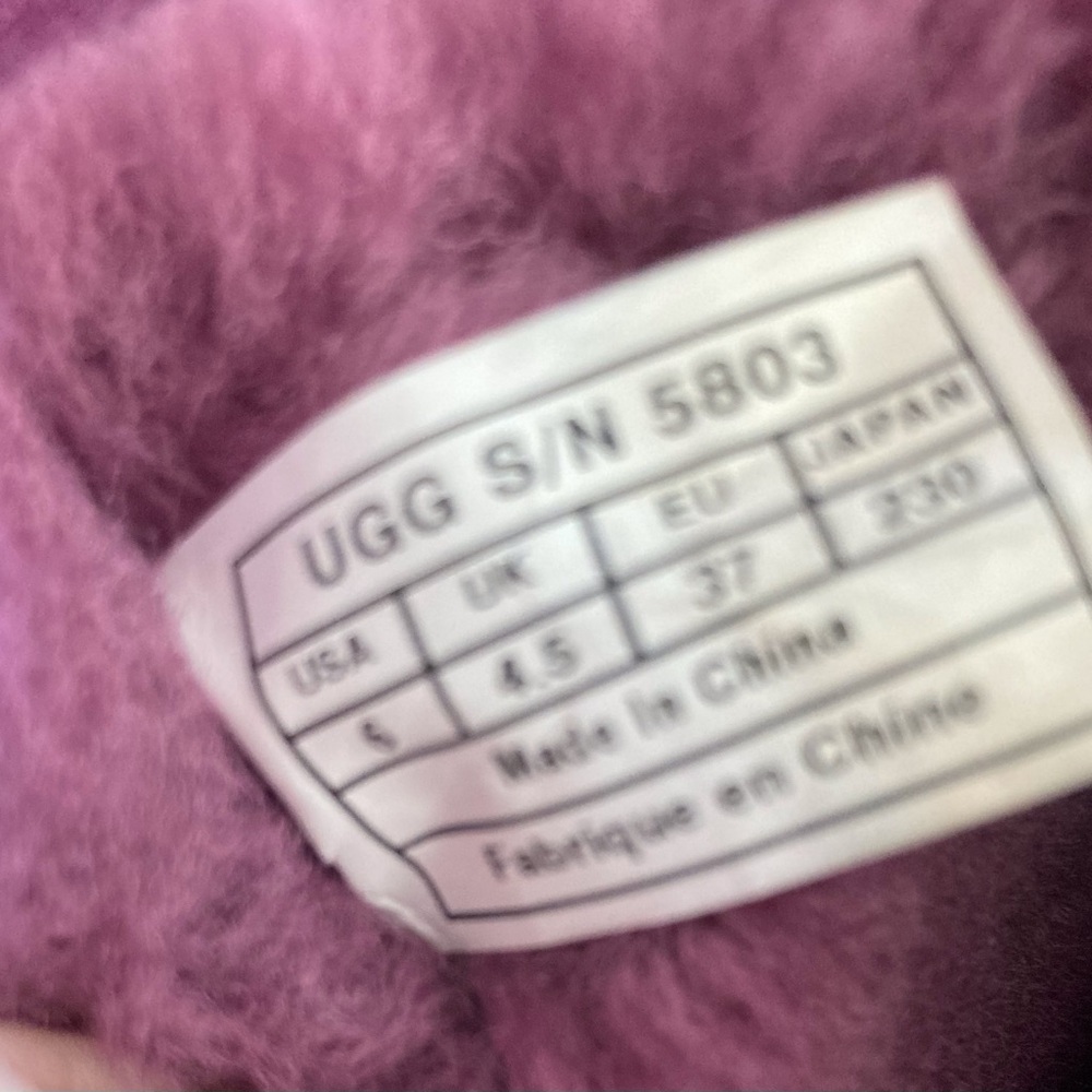 UGG BAILEY BUTTON CLASSIC SUEDE BOOTS IN PURPLE (SUGAR PLUM) SHEEPSKIN, SIZE 6 - Picture 10 of 16